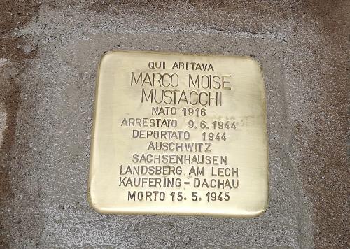 Pietra d'inciampo in memoria di Marco Moise Mustacchi posata a Trieste in via del Trionfo 3